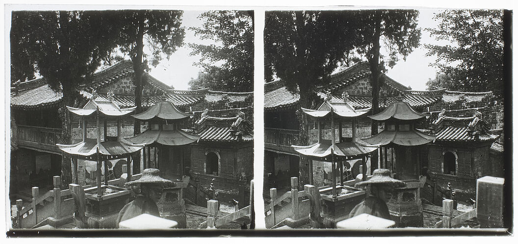 Sans titre [vue d'une pagode]