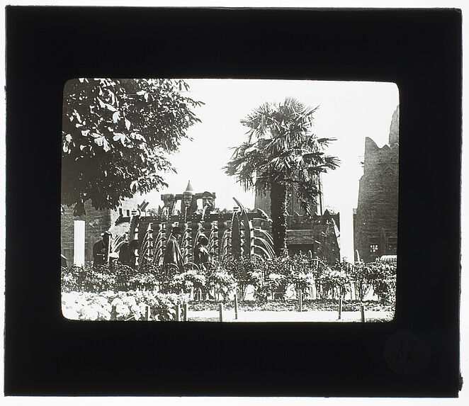 Sans titre [visiteurs se promenant devant une fontaine et des pavillons africains]