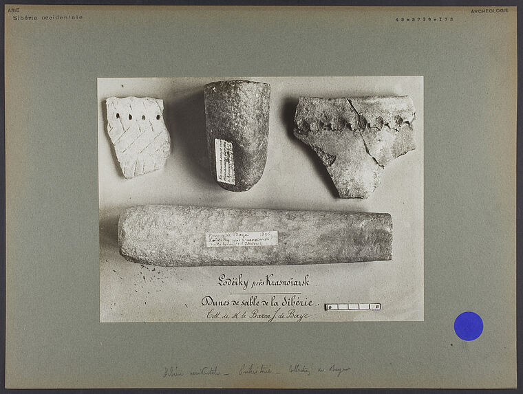 Lodéiky près Krasnoïarsk, dunes de sable de la Sibérie [outils lithiques et tessons de poterie].