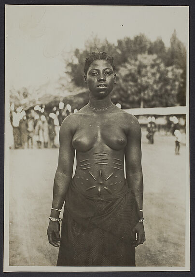Femme présentant son ventre scarifié - Race adja, Kinkinhoué, Parahoué, Athiémé, Dahomey