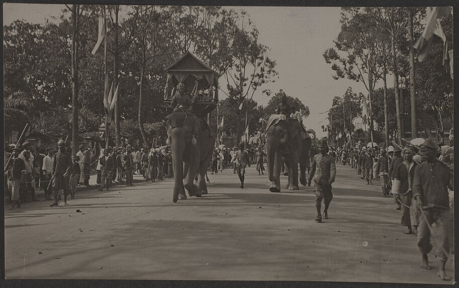 Défilé du cortège royal avenue Mouhot (Les éléphants)