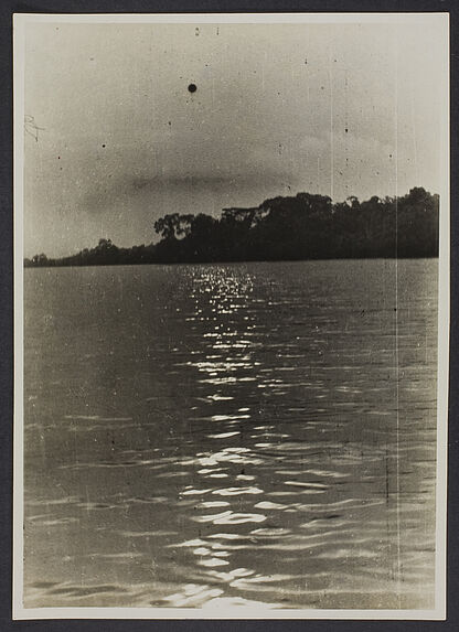 Mission IFAN Dekeyser-Holas au Libéria en 1948 [Rivière et forêt en arrière plan]