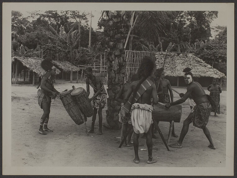 A Bosumandji, dans la région de Lisala, une batterie de tambours rythme les danses guerrières des Gombe