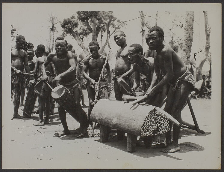 Quelques pygmées du territoire de Poko dans l'Uele occupés à battre les tambours de danse