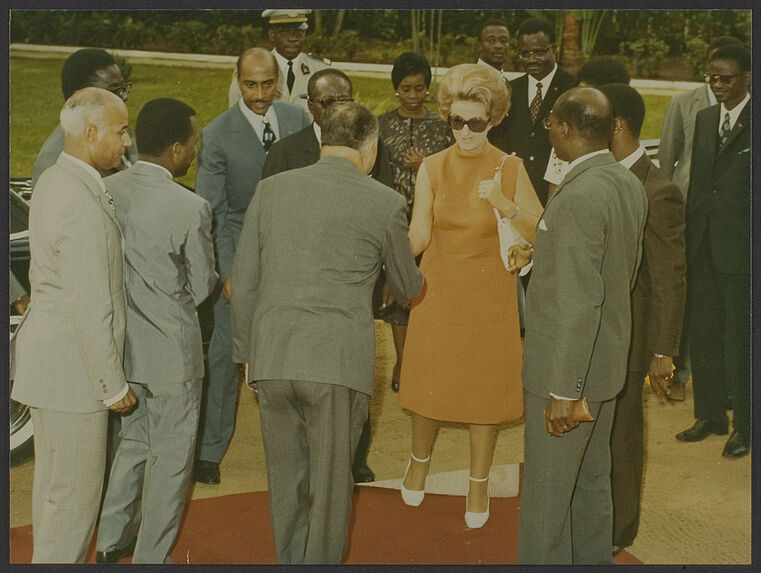 Sans titre [Visite de Léopold Sédar Senghor au musée de la Côte d'Ivoire à Abidjan, arrivée]