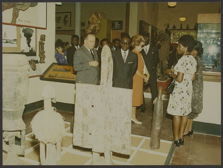 Sans titre [Visite de Léopold Sédar Senghor au musée de la Côte d'Ivoire à Abidjan, avec Bohumil Holas]