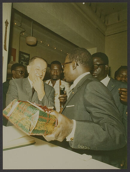 Sans titre [Visite de Léopold Sédar Senghor au musée de la Côte d'Ivoire à Abidjan, remise d'un cadeau à Senghor]