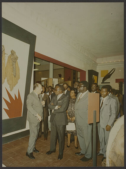 Sans titre [Bohumil Holas fait visiter à Léopold Sédar Senghor le musée de la Côte d'Ivoire à Abidjan]