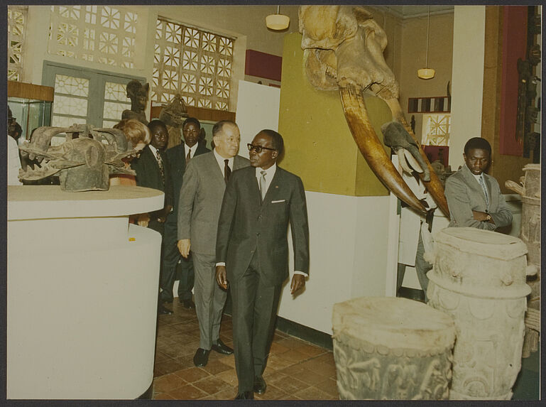 Sans titre [Visite de Léopold Sédar Senghor au musée de la Côte d'Ivoire à Abidjan, avec B. Holas dans une salle]