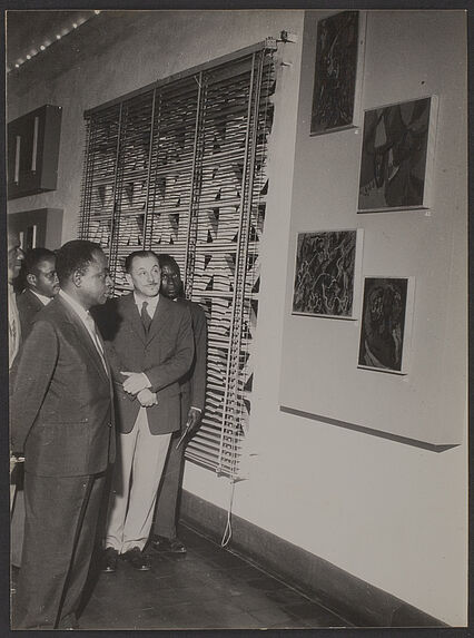 Sans titre [visite officielle de Félix Houphouët-Boigny au musée de la Côte d'Ivoire à Abidjan à l'occasion d'une exposition de tableaux]