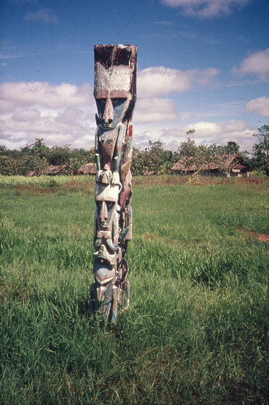 Muruken ; Porapora ; Vallée du Sepik ; Papua New Guinea ; Ancien poteau de Maison des Hommes vers 1950