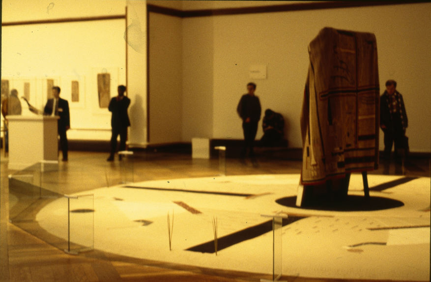 Dessin sur sable de Joe Ben Junior et installation  J. Pollock couverture Navajo dans l'exposition  &quot;Galerie des cinq continents&quot