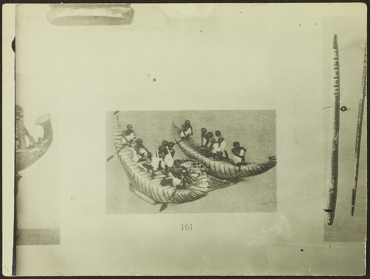 Barques en papyrus conduites à la pagaie. Egypte. Ancien Empire