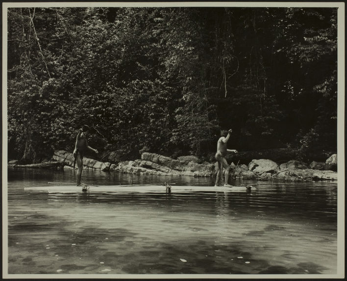 Sans titre [deux hommes en pied, en train de pêcher, vue de dos]
