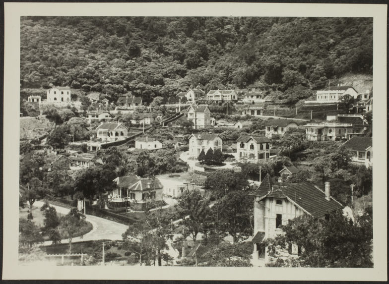 Sans titre [villas au pied d'une montagne]