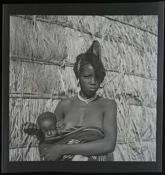 Femme Peul portant son enfant