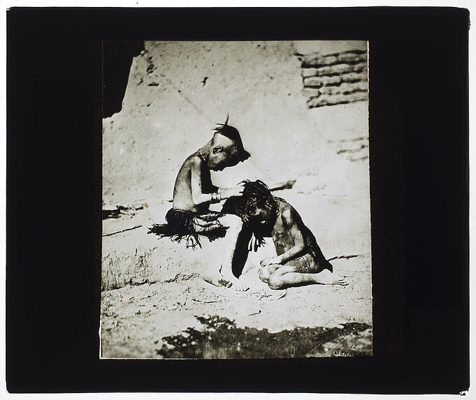 Vallée du Nil. Sennaar [deux enfants s'épouillant]