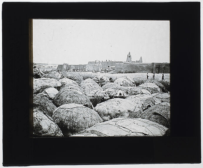 Tombouctou. Camp des tirailleurs, à l'arrière, place et grande mosquée