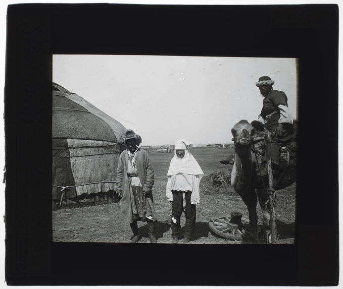 Femme kirghize et sa famille