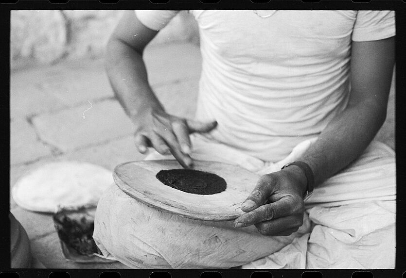 Sans titre [bande film de six vues concernant un fabricant de dholak]