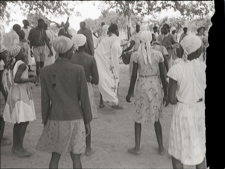 Bande film de six vues concernant des femmes portant des récipients et une cérémonie chrétienne