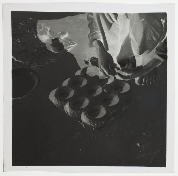 Fabrication des moules à beignets&quot;tavy-fanaova-mofo&quot