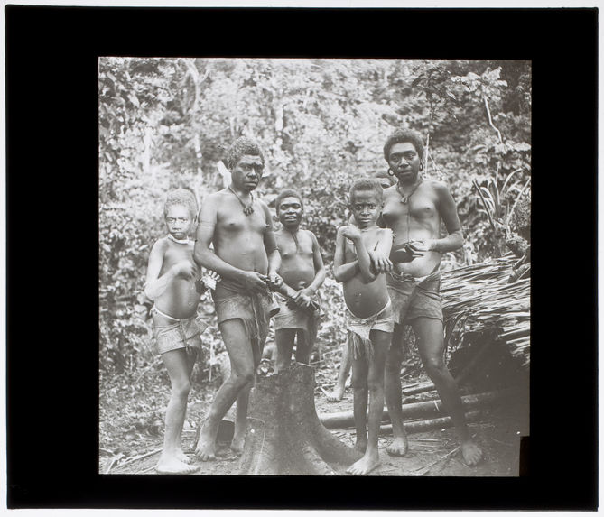 Groupe de femmes d'un village de la haute vallée de la Pangkumu