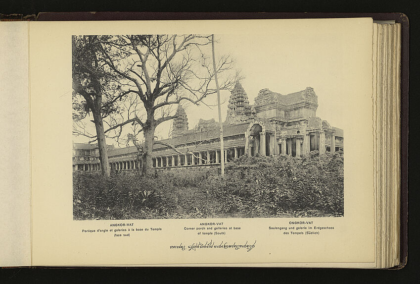 Angkor-Vat : portique d'angle et galeries à la base du Temple