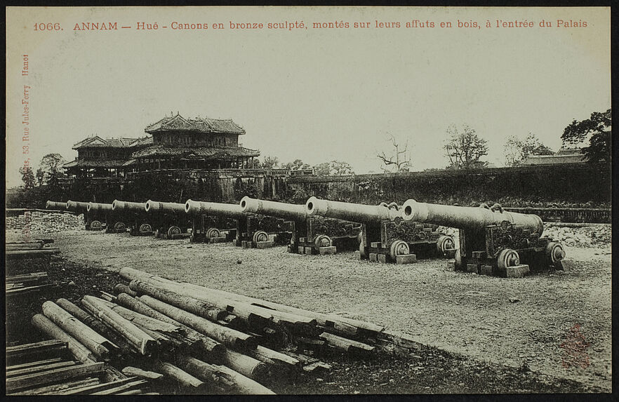 Canons en bronze sculpté, montés sur leurs affuts en bois, à l'entrée du Palais