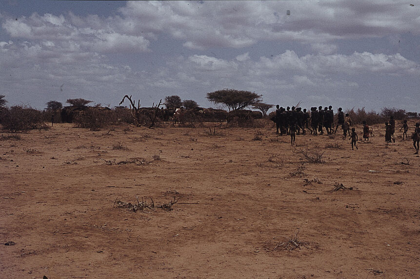 Sans titre [groupe de Samburu et habitations]