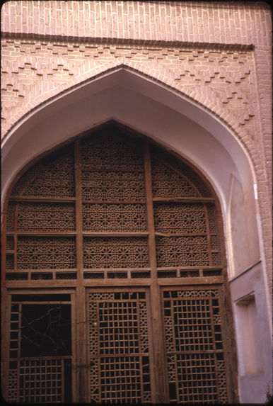 Porte-fenêtre en bois d'une mosquée