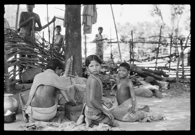 Sans titre [bande film de six vues concernant un village]