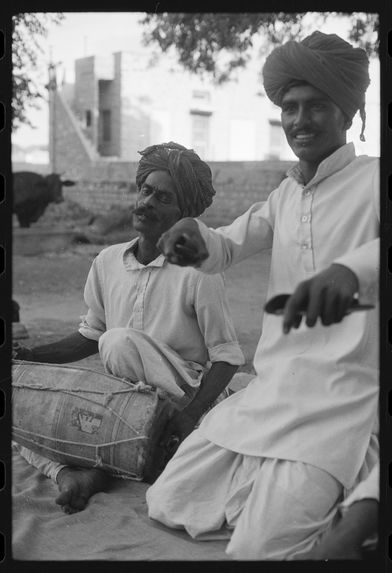 Bande film de six vues concernant des musiciens manghaniyar