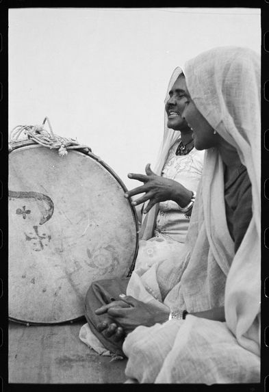 Bande film de six vues concernant des chanteuses de la caste dholi