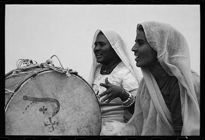 Bande film de six vues concernant des chanteuses de la caste dholi