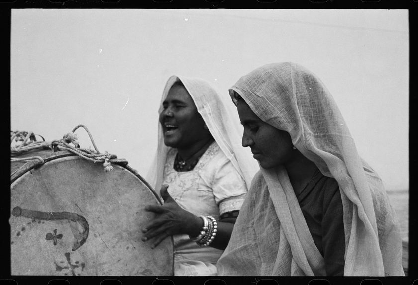 Bande film de six vues concernant des chanteuses de la caste dholi