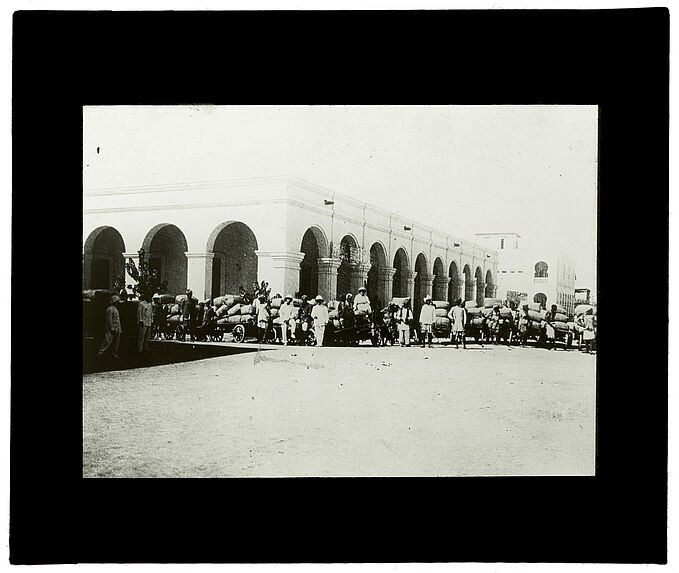 Arrivage de café en fards à la gare du Chemin de fer Franco Ethiopienne