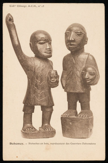 Statuettes en bois, représentant des guerriers dahoméens