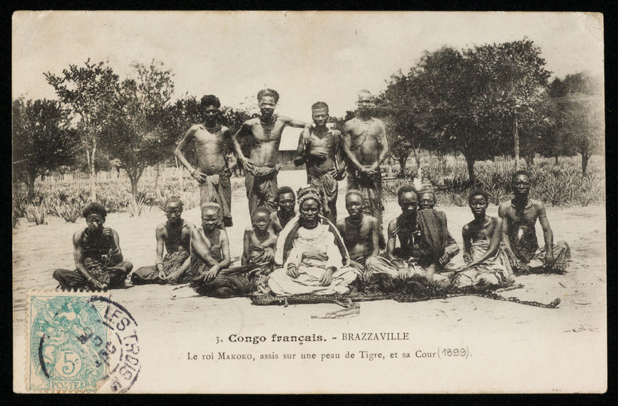 Congo Français. Brazzaville. Le roi Makoko, assis sur une peau de tigre et sa cour