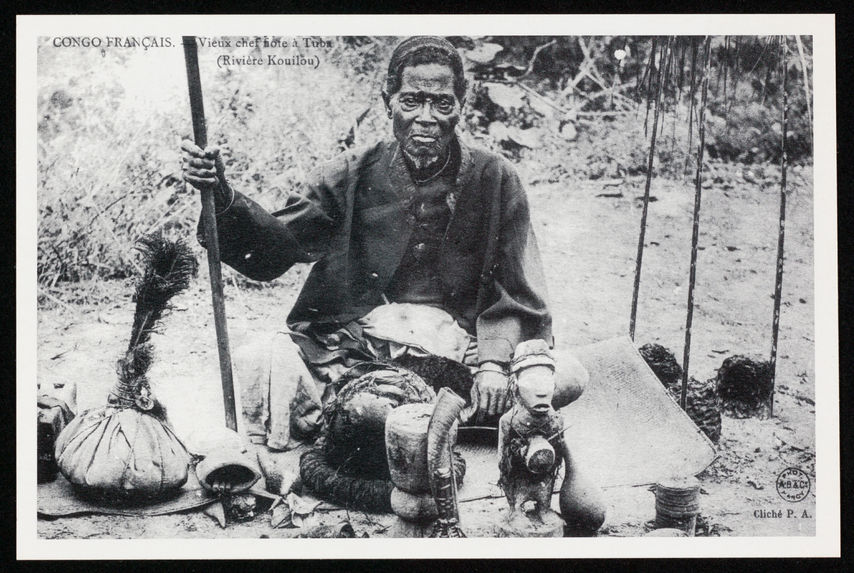 Vieux chef Fiote (Vili) devant ses niksi (Congo Français), fin XIXème