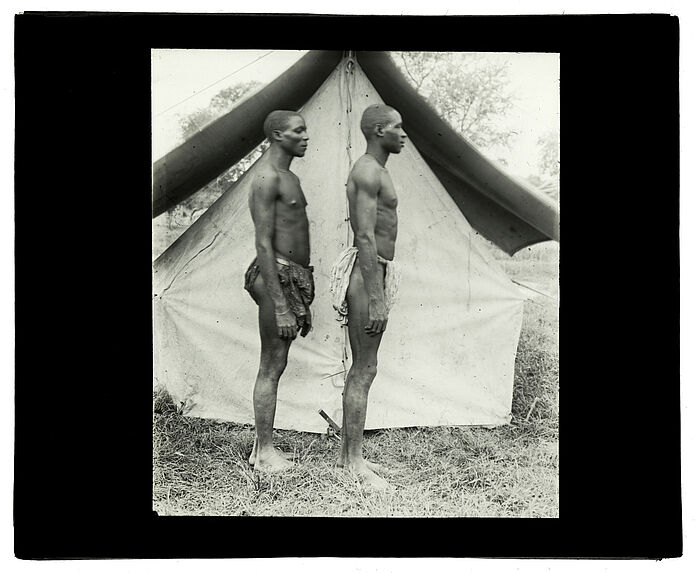 Types de Barotsés, rameurs du Zambèze [deux hommes de profil]