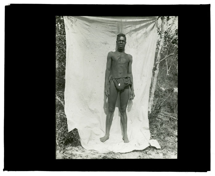 Type de Luchazi, bords de la Luanginga, campement du 25 septembre 1913 [homme de face]