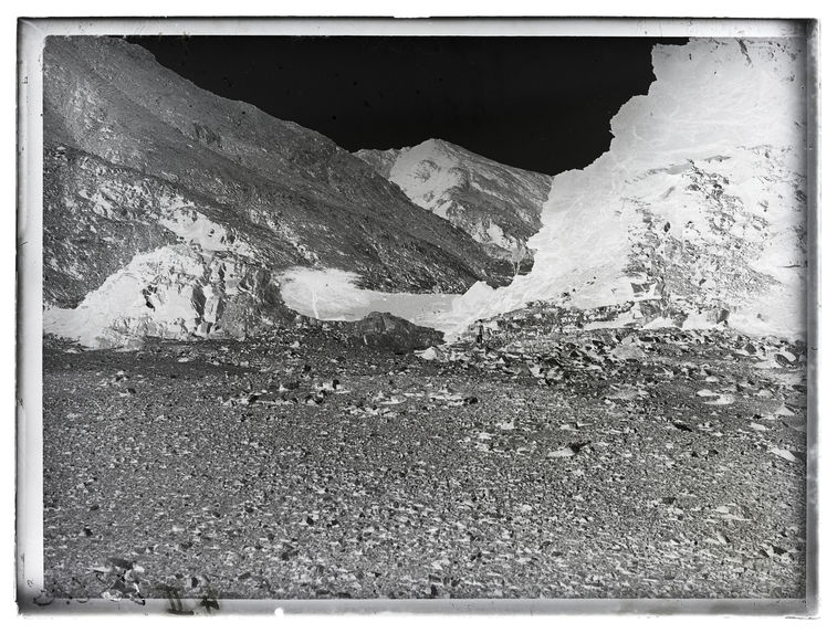 Sans titre [route bordée de massifs rocheux]