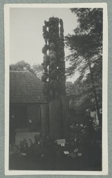 Exposition coloniale. Paris 1931 [colonnes sculptées africaines]