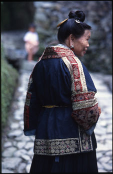 Femme âgée portant sa veste de fête