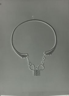 Collier de femme en argent orné d'un pendentif