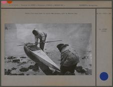 Départ d'un kayak pour la chasse aux phoques