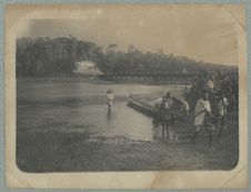 Madagascar ; fleuves ; 1896 [hommes débarquant d'une pirogue]