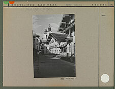 Une rue et les tours de l'église