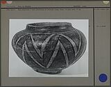 Vase polychrome à décor géométrique